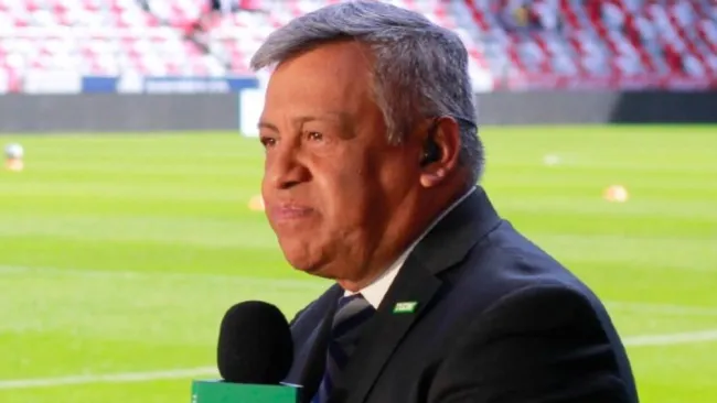 Raúl Pérez durante transmisión con TUDN