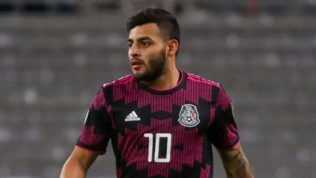 Alexis Vega en un partido de la Selección Mexicana