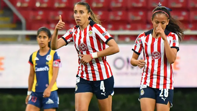 Michelle González durante un duelo con Chivas 