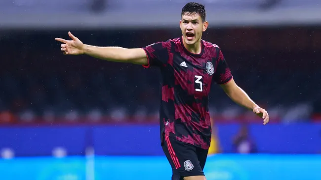 César Montes durante un duelo con el Tri 