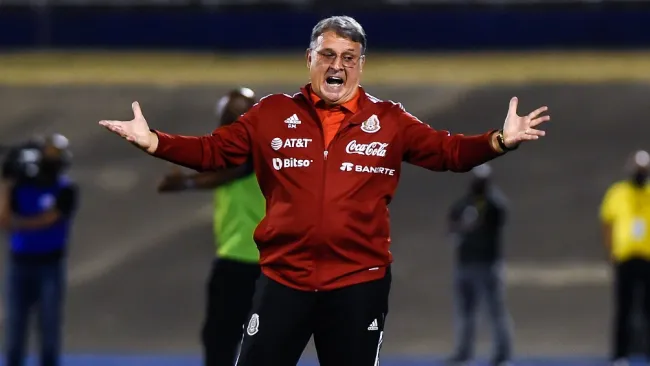 Gerardo 'Tata' Martino dirigiendo a la Selección Mexicana