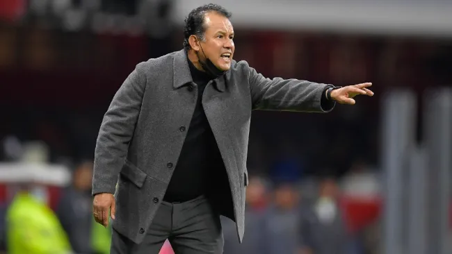 Juan Reynoso dirigiendo a Cruz Azul en la Liga MX