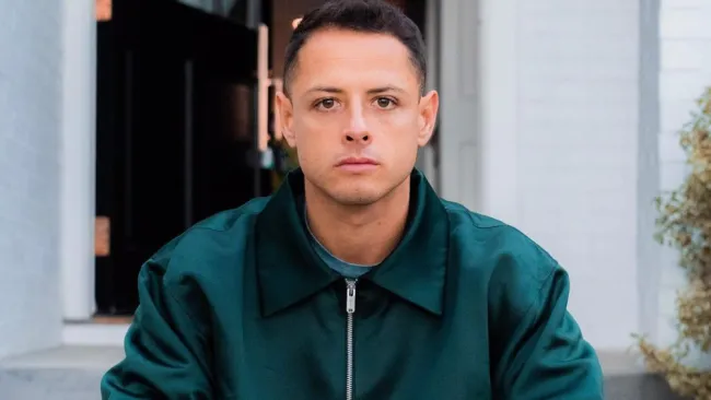 Chicharito durante una sesión de fotos 