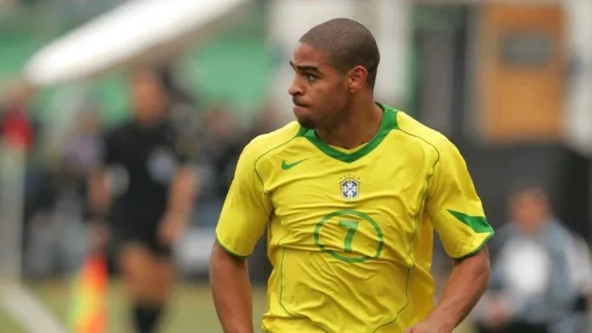 Adriano durante un partido de Brasil