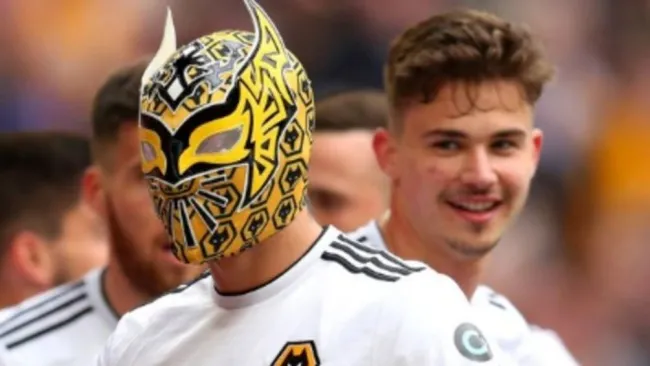 Jiménez festejando con la máscara de Sin Cara, ahora llamado Cinta de Oro