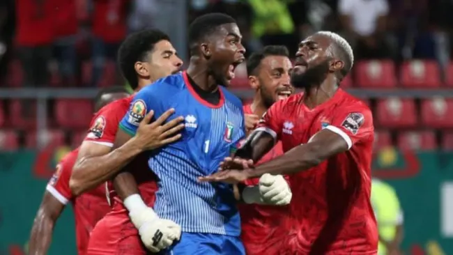 Steve Owono en festejo con Guinea Ecuatorial