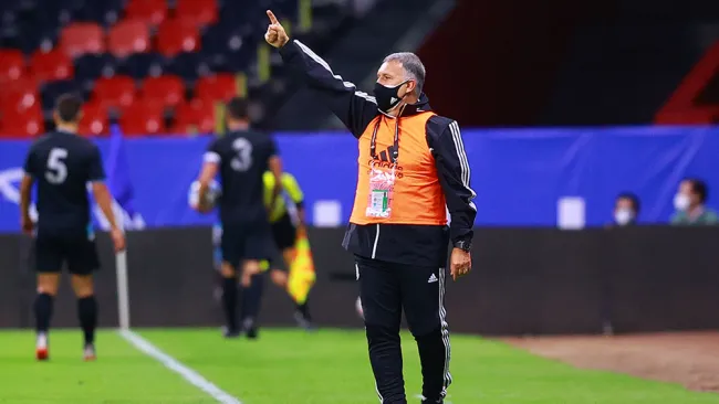 El Tata Martino durante un partido en el Azteca