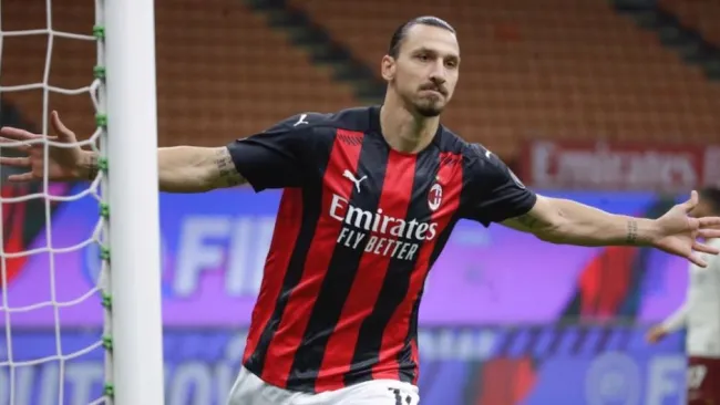 Zlatan reacciona en partido con Milan