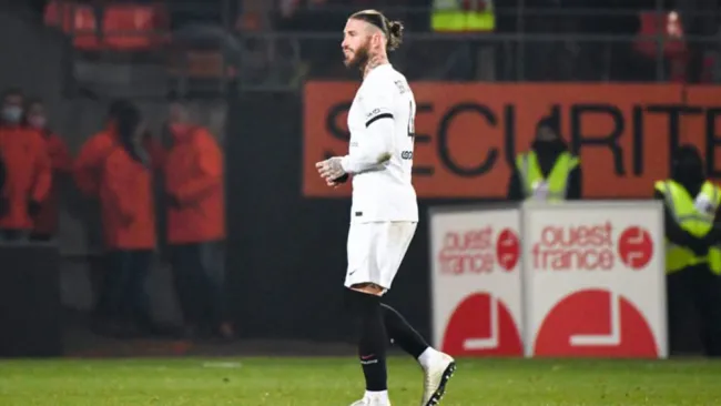 Sergio Ramos abandona el campo por lesión