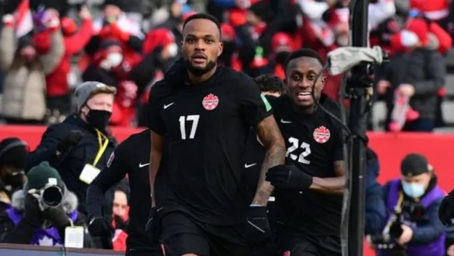 Cyle Larin festejando un gol