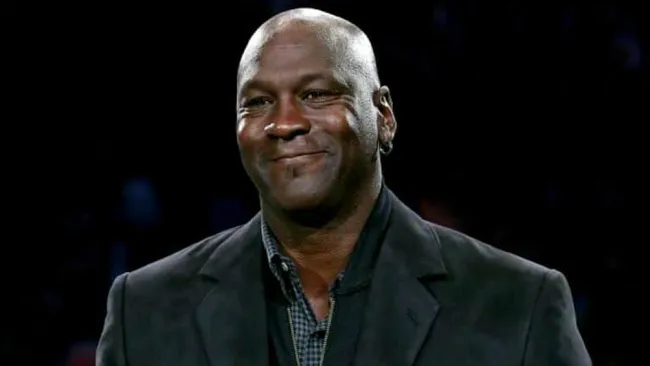 Michael Jordan actualmente es dueño de los Charlotte Hornets 