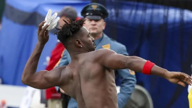 Brown avienta su guante