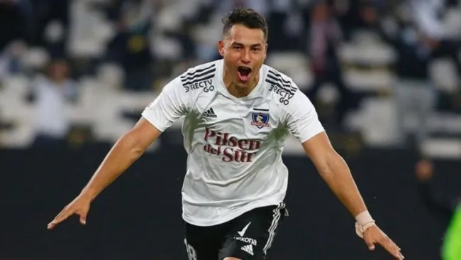 Iván Morales festejando un gol