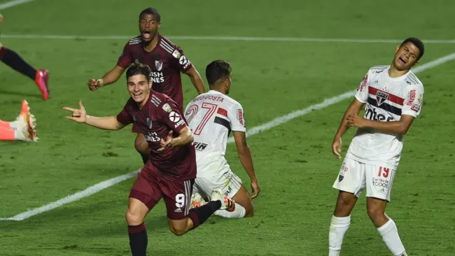 Julián Álvarez durante un partido con River Plate