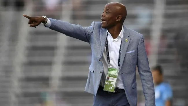 Julio César Dely dirigiendo un partido