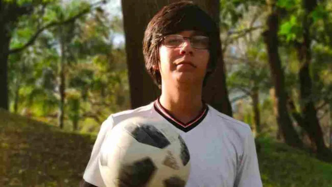 Alex Rivera, domina el balón en un semáforo 