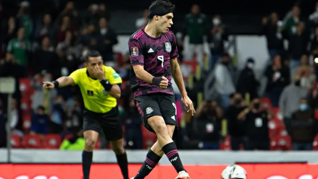 Raúl Jiménez durante penal con el Tri frente a Panamá