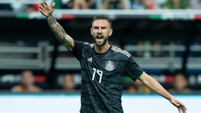 Miguel Layún durante un duelo con el Tricolor 