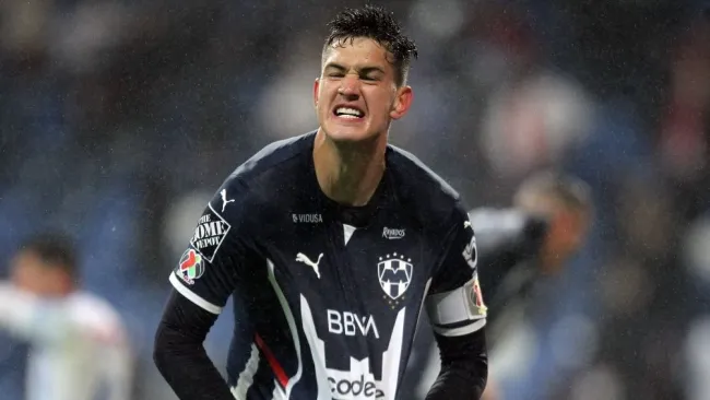 Montes festejando un gol