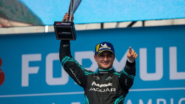 Mitch Evans celebra en lo más alto del podio en México