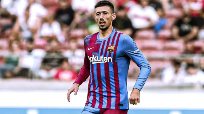 Clément Lenglet durante un duelo con el Barcelona 