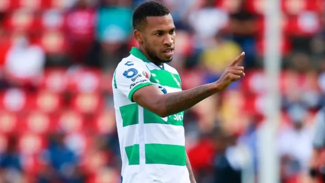 Ayrton Preciado jugando con Santos