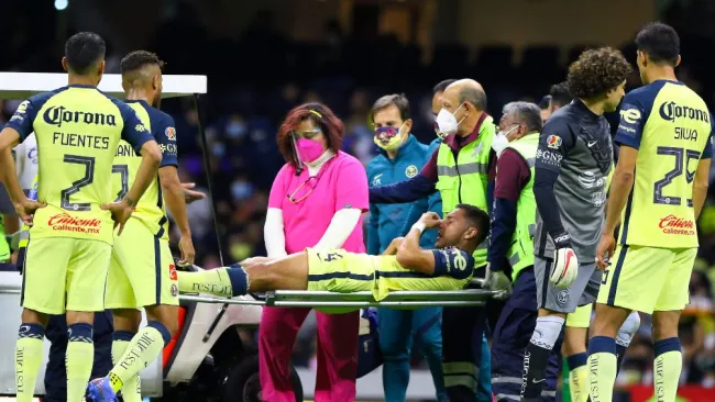 Sebastián Cáceres siendo atendido ante San Luis