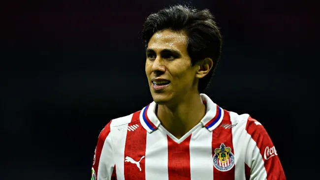 José Juan Macías jugando partido con Chivas en la Liga MX