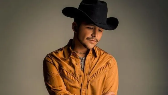 Christian Nodal en sesión de fotos