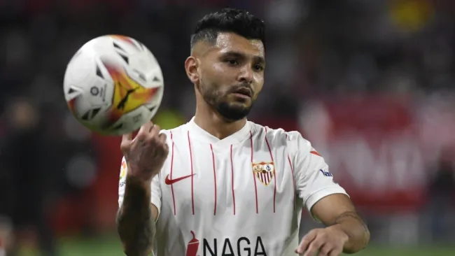 Tecatito Corona jugando partido con el Sevilla ante el Osasuna