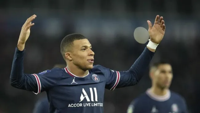 Mbappé festeja un gol 