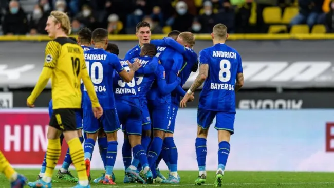 Bayer goleó de visitante