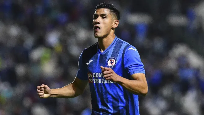 Uriel Antuna festejando gol con Cruz Azul ante el León
