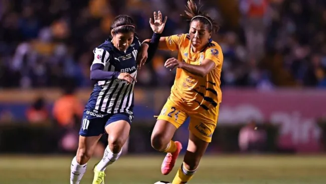 Alejandra Calderón y María Sánchez disputando un balón