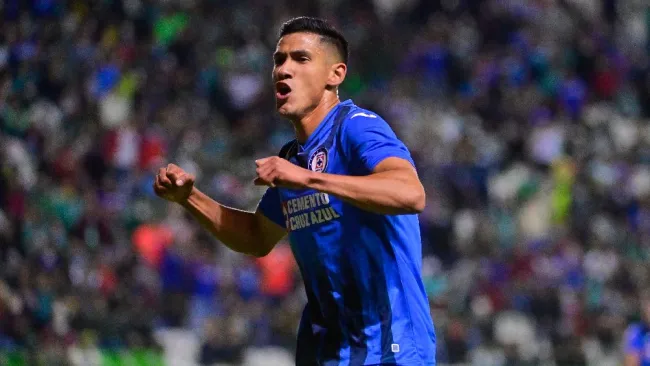 Uriel Antuna festejando gol con Cruz Azul ante León