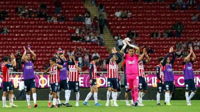 Jugadores de Chivas tras el partido