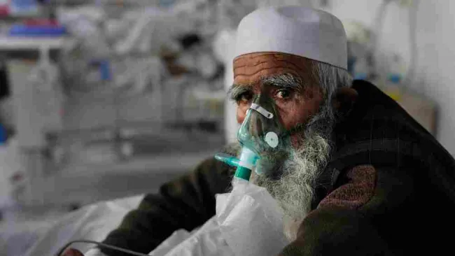 Persona con respirador por Covid-19