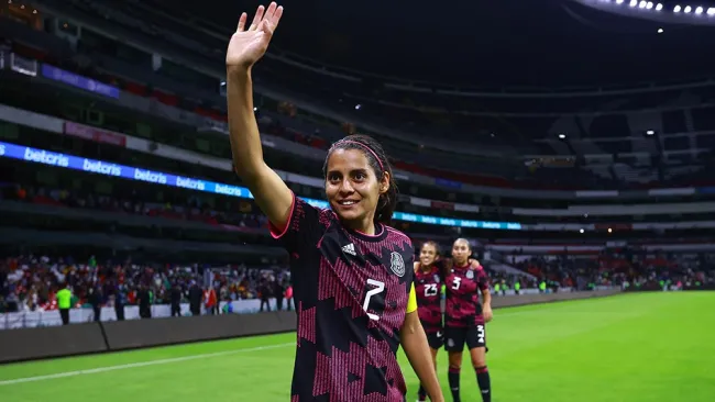 Kenti Robles en festeja en un partido con el Tri 