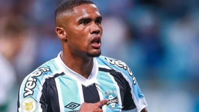 Douglas Costa jugando con Gremio