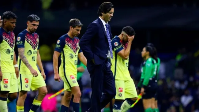 Solari y jugadores del América tras el partido