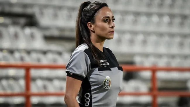 Valeria Andrade como árbitra asistente en partido de Liga MX Femenil