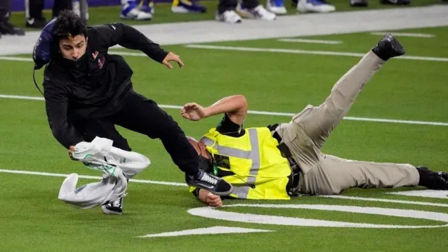 Aficionado invadiendo la cancha