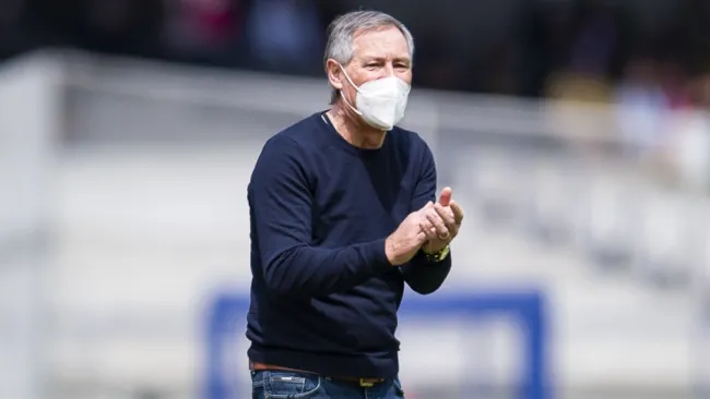 Ariel Holan dirigiendo a León en partido de Liga MX ante Pumas