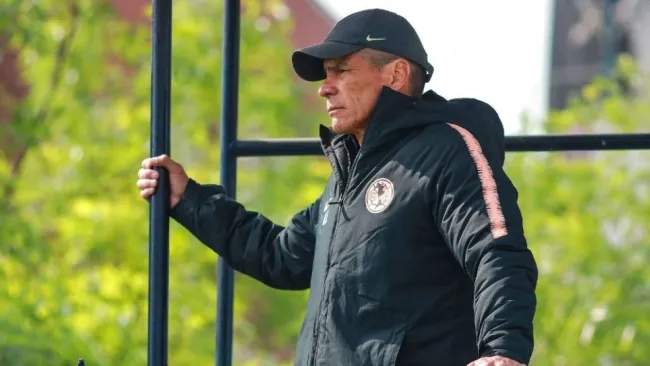 Alfredo Tena viendo un partido