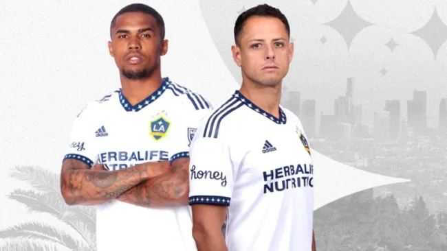Douglas Costa y Chicharito Hernández con la nueva equipación de LA Galaxy