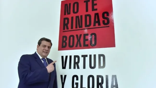 Sulaimán Saldivar presentando la exposición