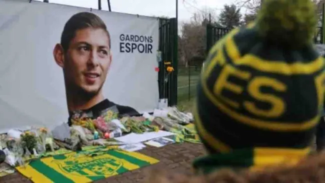 Ofrenda de la afición al futbolista argentino Emiliano Sala