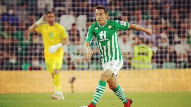Andrés Guardado durante un partido con el Betis