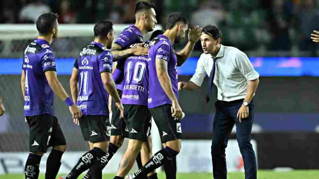 Beñat San José celebrando el triunfo con sus jugadores 