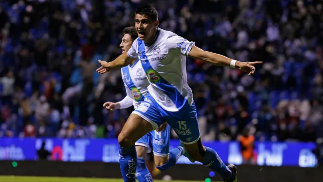Guillermo Martínez festeja su agónico gol con Puebla